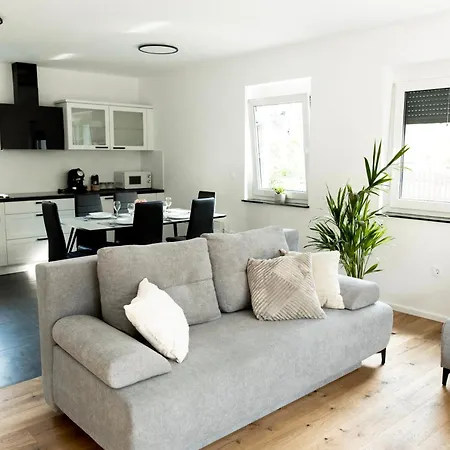 Apartma Aura *